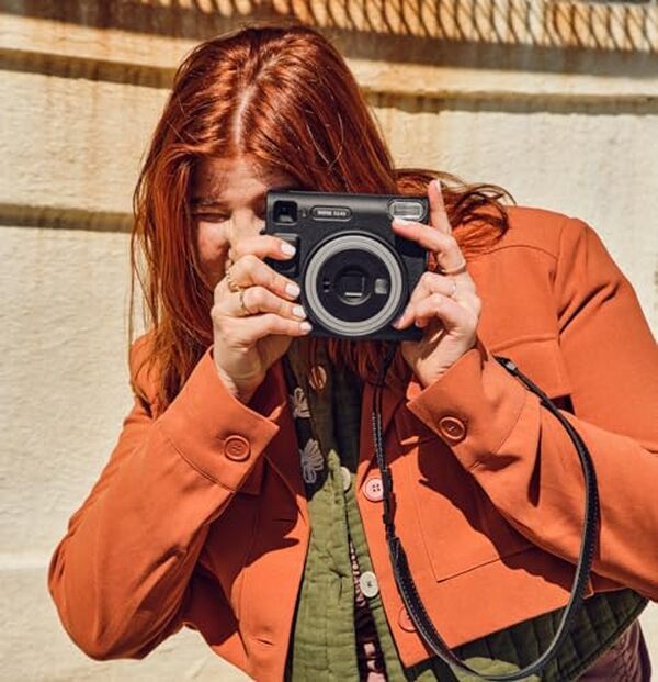 Découvrez le test complet du nouvel appareil photo instantané Instax SQ40 avec sa finition noire texturée : design élégant, qualité photo et facilité d'utilisation au rendez-vous