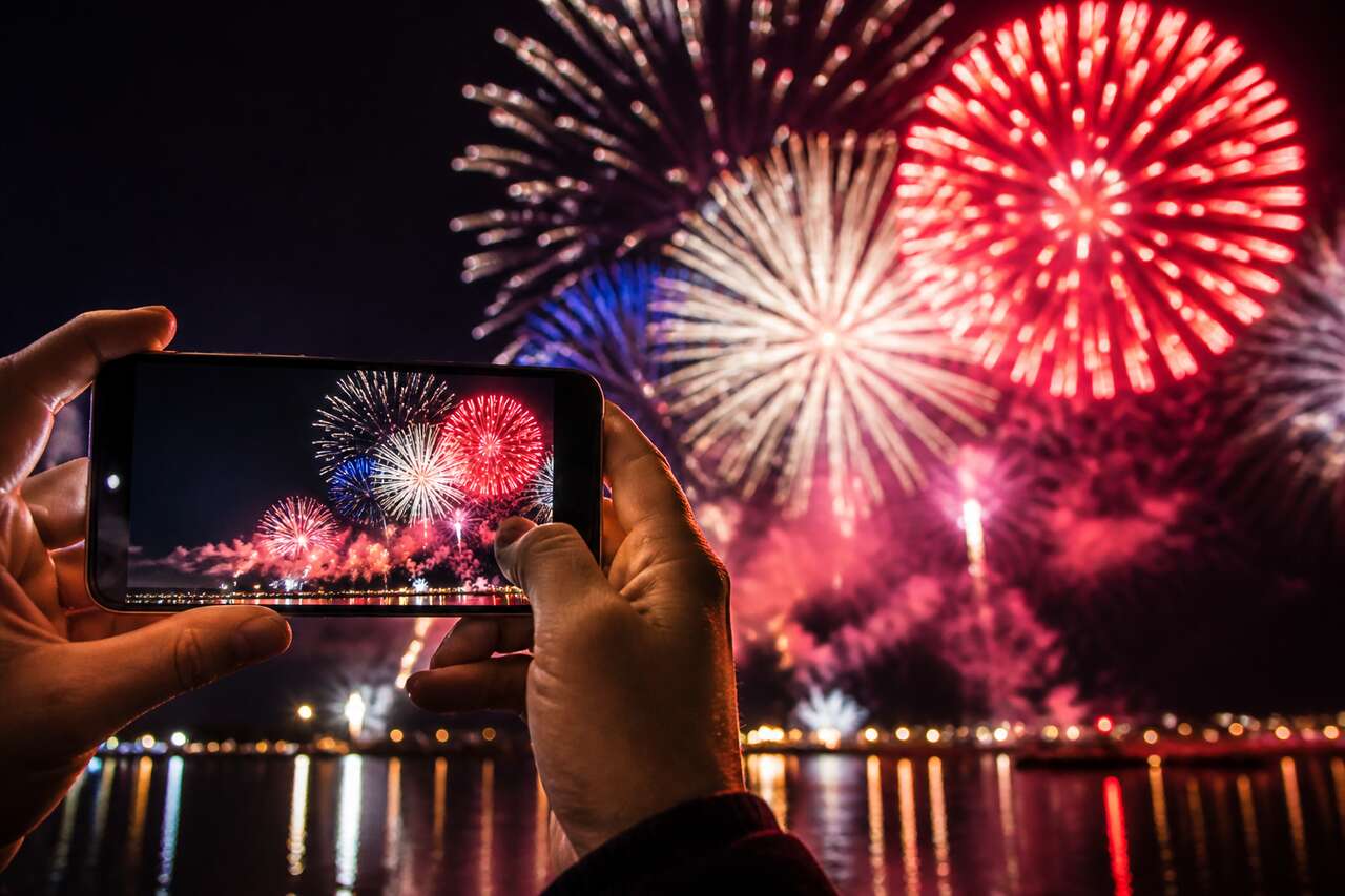 Photographier un feu d'artifice avec son t&eacute;l&eacute;phone : m&eacute;thode simple et options avanc&eacute;es